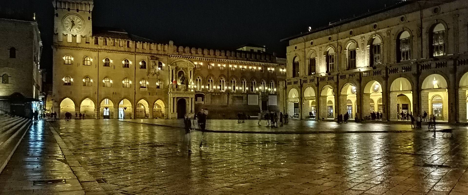 Piazza Maggiore, sera e pioggia foto di Roberta Mattioli